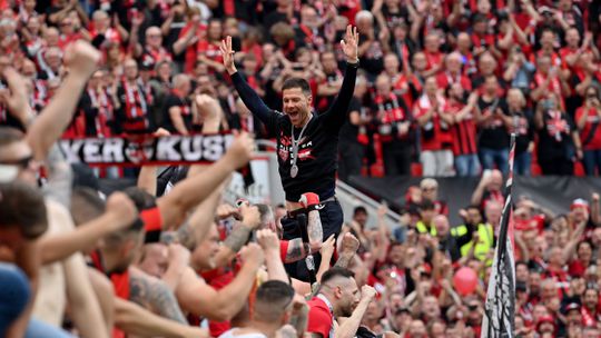 Xabi Alonso e capitão do Leverkusen festejam no meio dos adeptos (vídeo e fotos)
