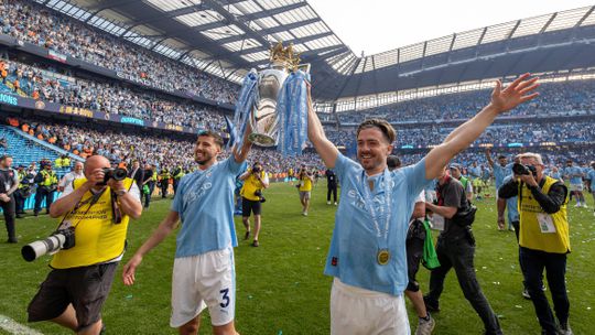 Susto no desfile do City: Rúben Dias salva Grealish de queda de autocarro (vídeo)
