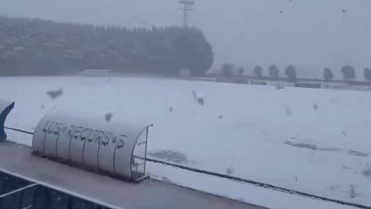 Neve volta a «invadir» estádio do Montalegre