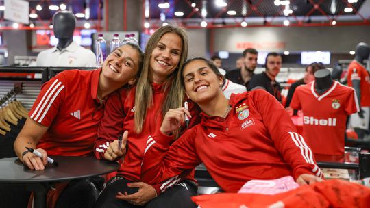 Mar vermelho juntou-se à equipa feminina do Benfica para celebrar o tetracampeonato