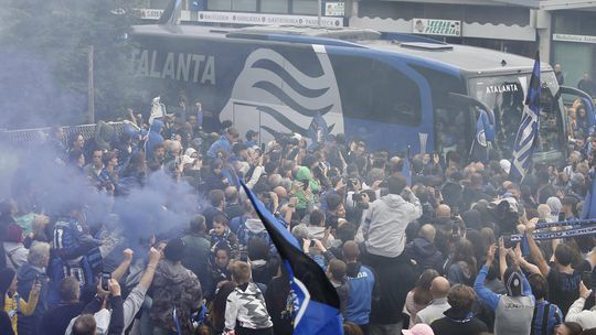 Bérgamo em apoteose para receber os vencedores da Liga Europa (fotogaleria e vídeo)
