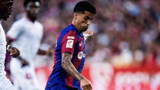 Barcelona fecha temporada com vitória em Sevilha e assistência de Cancelo