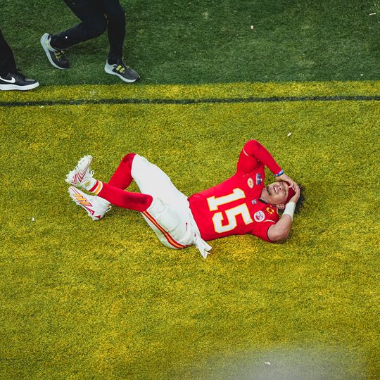 Um, dois, três... Mahomes ganha outra vez