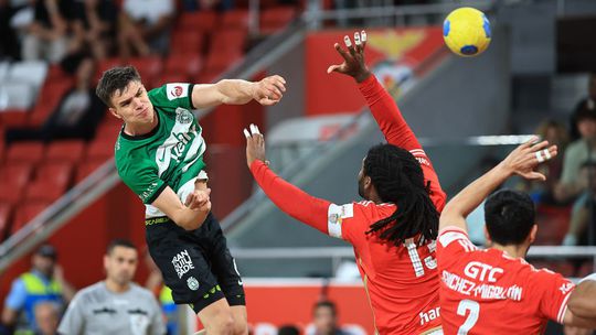 Sporting vence Benfica na Luz e decide o título com o FC Porto em casa