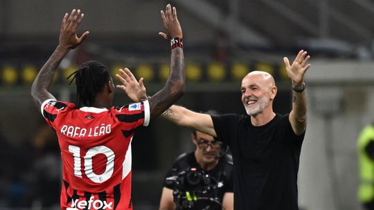 VÍDEO: Rafael Leão aproveita oferta do guarda-redes e dedica golo a Pioli