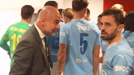 VÍDEO: Guardiola dá reprimenda a Bernardo Silva ao intervalo